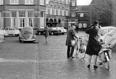 848413 Gezicht op het voorterrein van het St. Antonius Ziekenhuis bij de hoofdingang (achtergrond, Jan van Scorelstraat ...